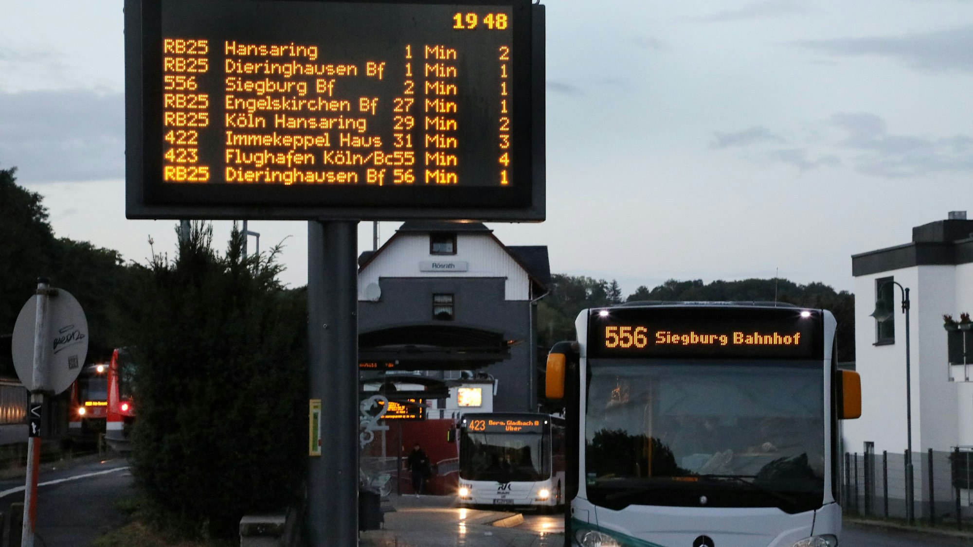 Busse stehen am Bahnhof Rösrath.