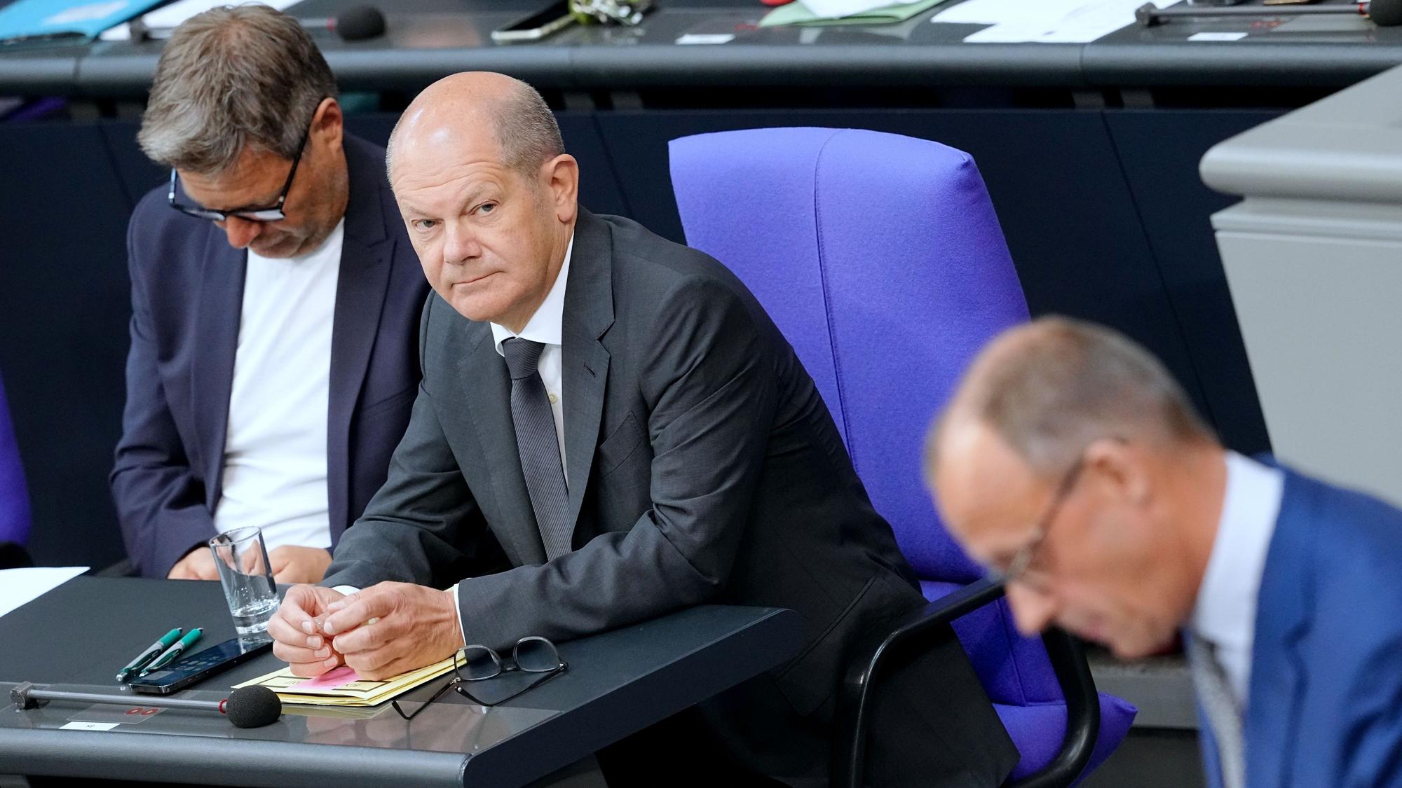 Bundeskanzler Olaf Scholz (SPD, m.) und Wirtschaftsminister Robert Habeck (Grüne) sind immer wieder stark in der Kritik – auch von Oppositionsführer Friedrich Merz. Die politische Stimmung ist aufgeheizt. (Archivbild)