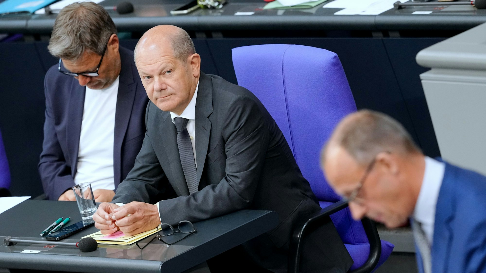 Bundeskanzler Olaf Scholz (SPD, m.) und Wirtschaftsminister Robert Habeck (Grüne) sind immer wieder stark in der Kritik – auch von Oppositionsführer Friedrich Merz. Die politische Stimmung ist aufgeheizt. (Archivbild)