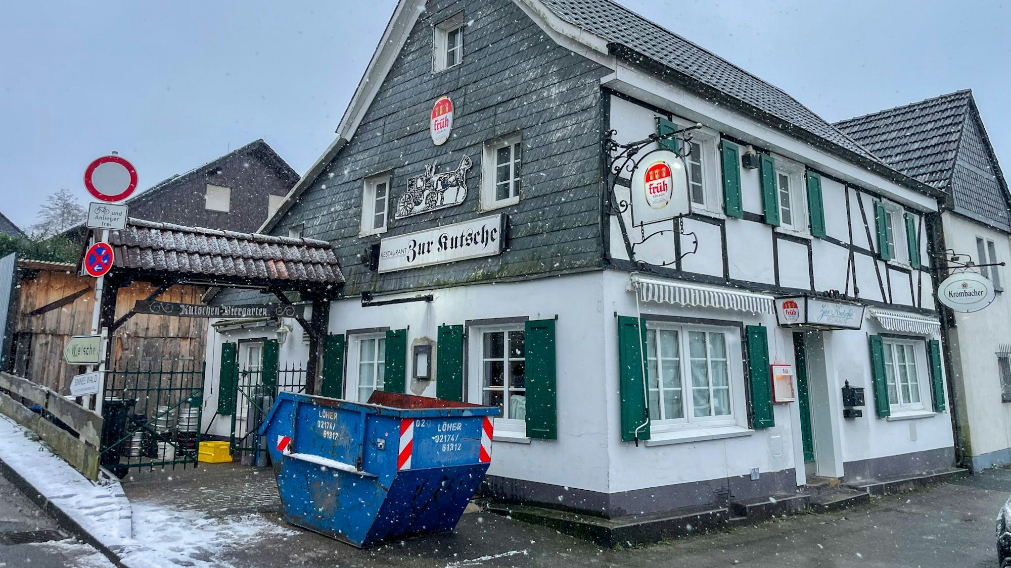 Das alte Schild wird noch entfernt und durch den Schriftzug „Zur Kutsche – Tapas und mehr“ ersetzt.