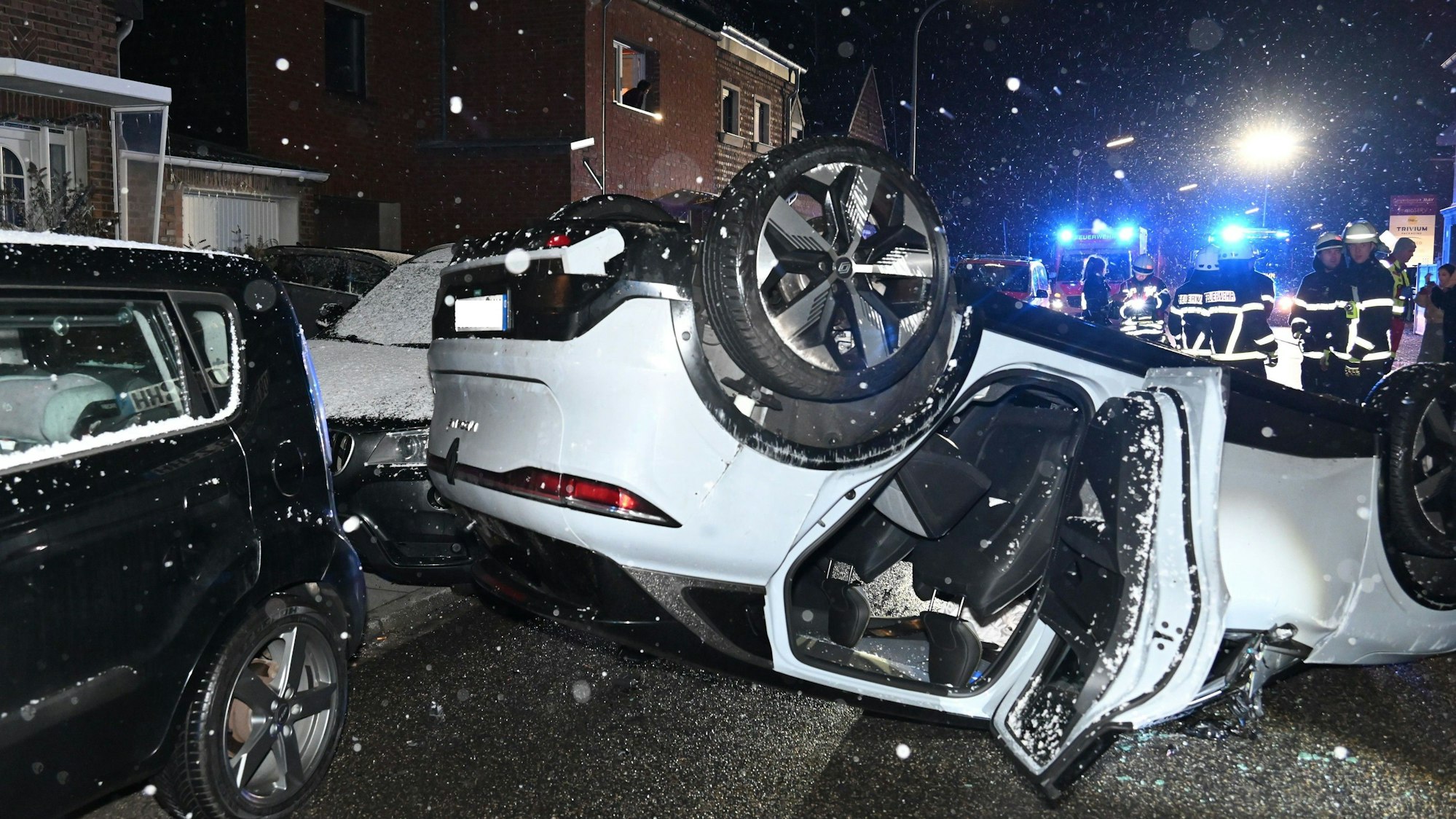 In Erftstadt Köttingen auf der Peter-May-Str. hat sich ein Auto überschlagen, nachdem der Fahrer ein Geparktes Auto angefahren hat.