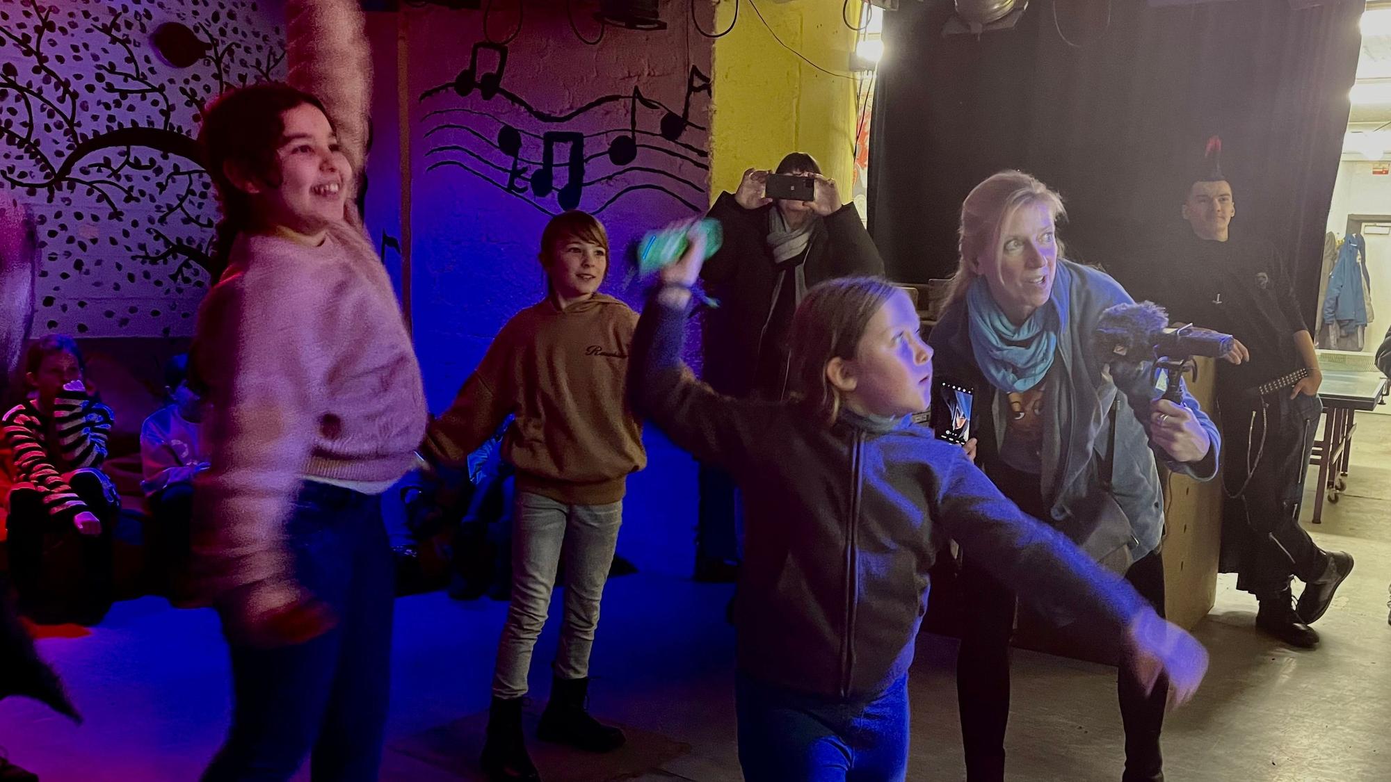 4a der Theodor-Fontane-Schule ist als "MausKlasse" im Bunker unterwegs, Insa Backe interviewt Nina während des Just-Dance-Wettbewerbs