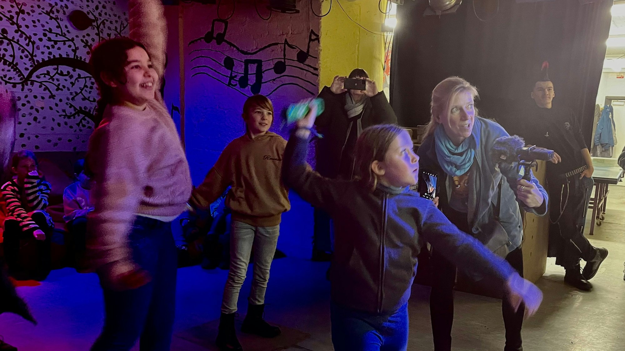 4a der Theodor-Fontane-Schule ist als "MausKlasse" im Bunker unterwegs, Insa Backe interviewt Nina während des Just-Dance-Wettbewerbs