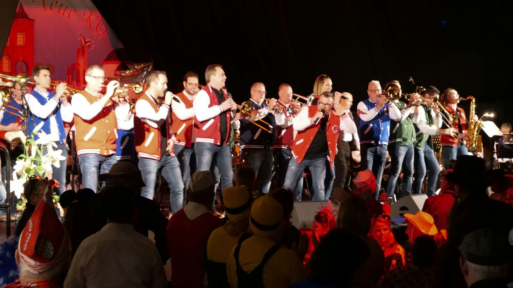 Musiker stehen auf einer Bühne.