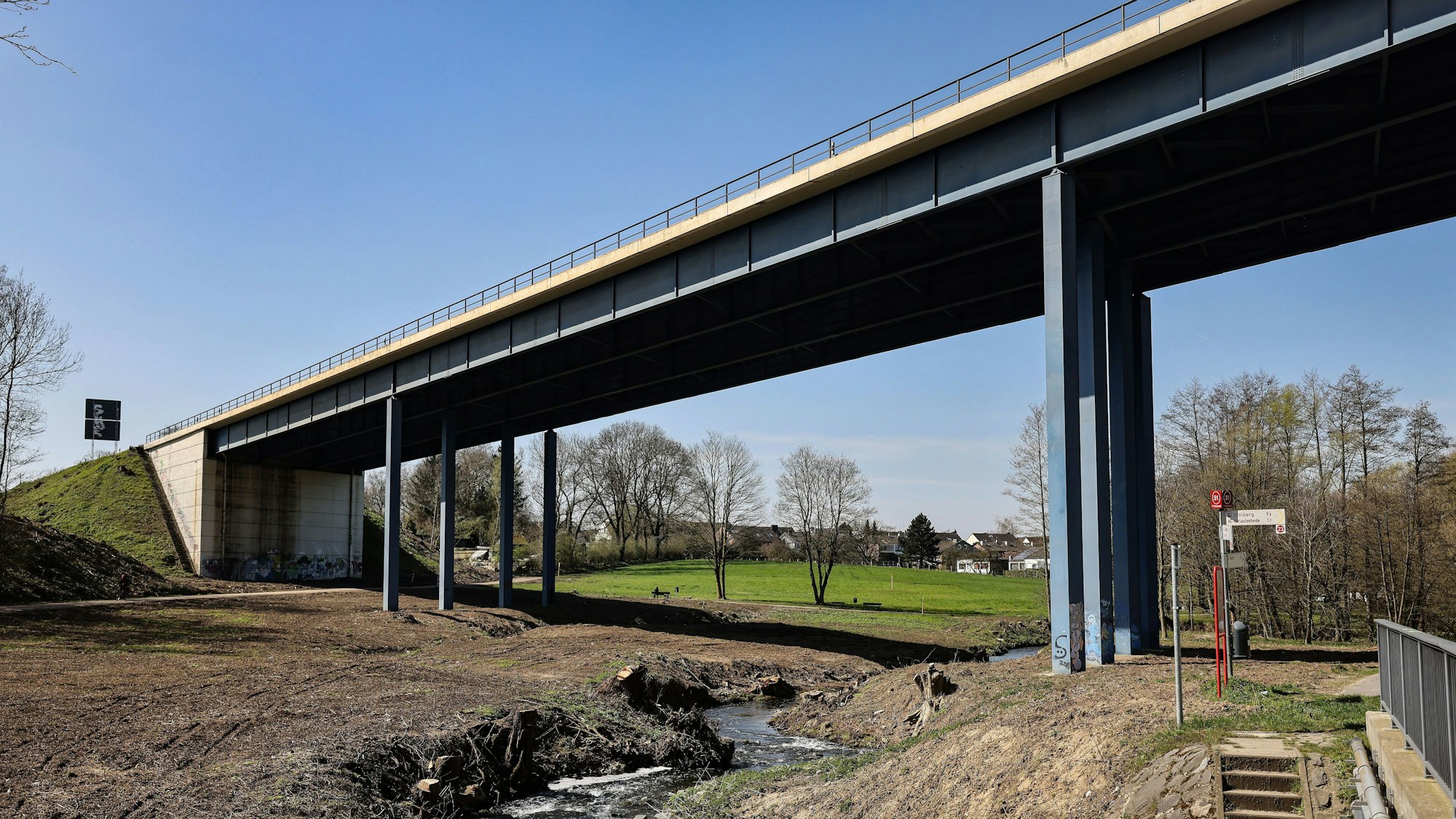 ARCHIV - 05.04.2023, Nordrhein-Westfalen, Aachen: Die Haarbachtalbrücke, auf der Die Autobahn A544 verläuft. Die A544 wird am Montag ab 9 Uhr zwischen den Anschlussstellen Würselen und Aachen-Europaplatz in beide Fahrtrichtungen für 22 Monate voll gesperrt. (Zu dpa: «A544 bei Aachen voll gesperrt - Brückensprengung am 30. Januar») Foto: Oliver Berg/dpa +++ dpa-Bildfunk +++