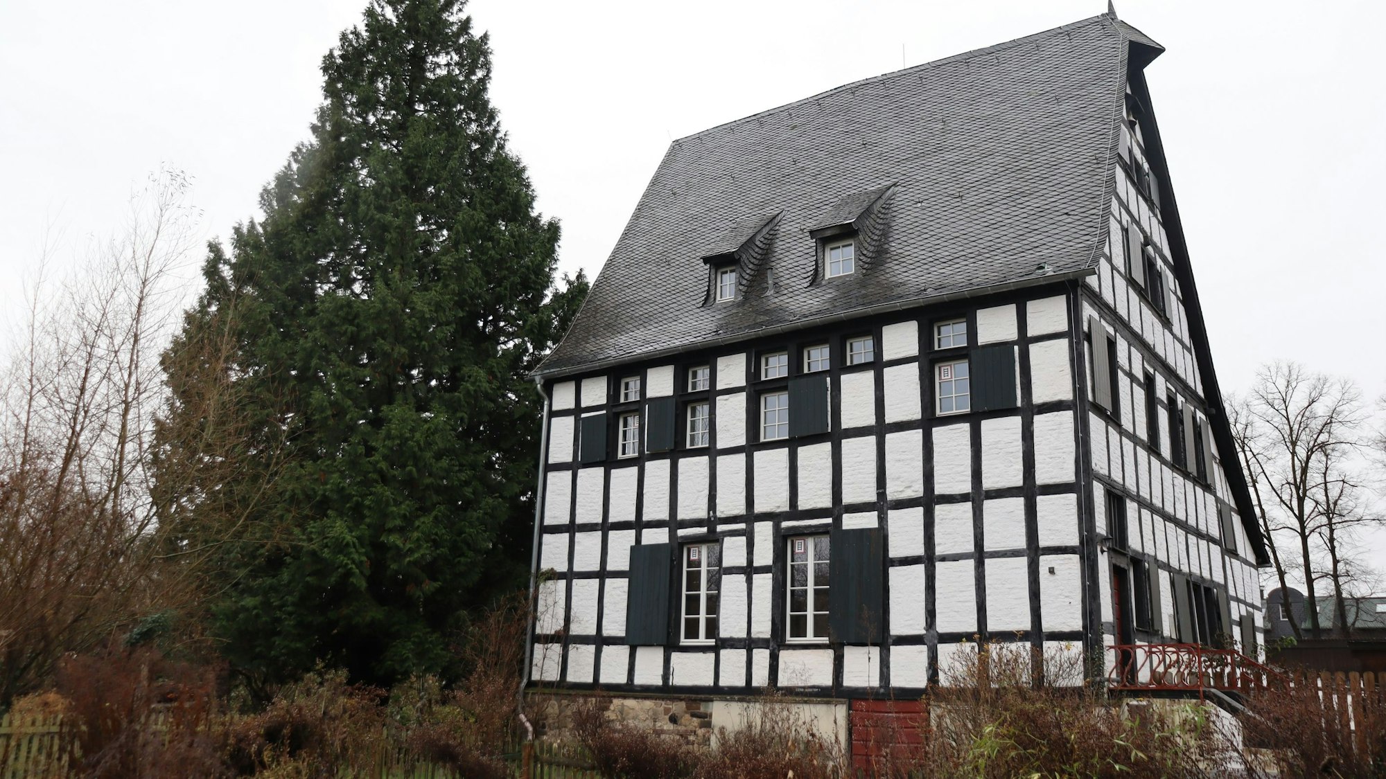 Blick auf ein großes Fachwerkhaus