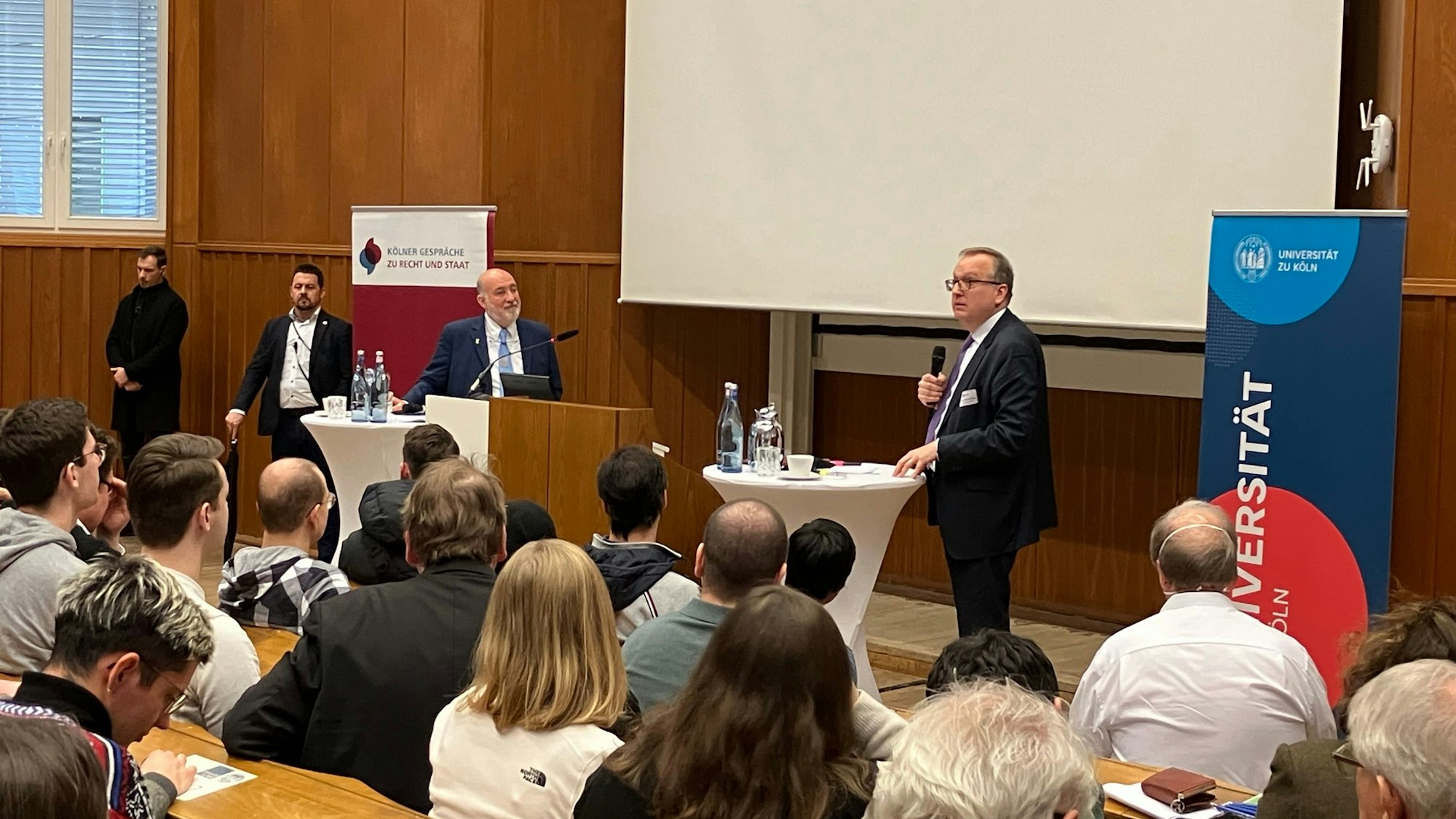 Der israelische Botschafter Ron Prosor (links am weißen Pult) im Gespräch mit Professor Markus Ogorek (rechts am Pult).