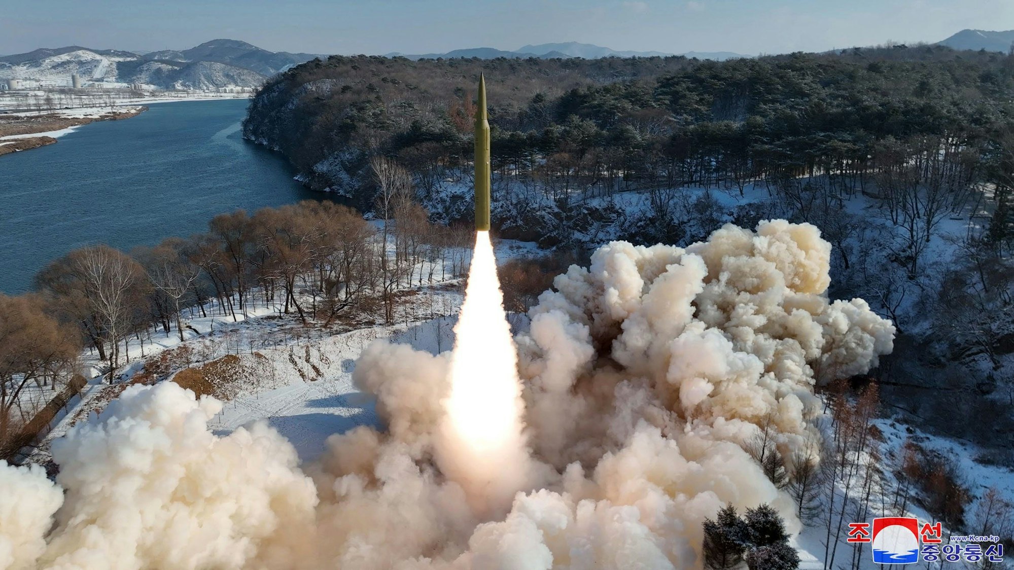 Unabhängige Journalisten hatten keinen Zugang, um über das Ereignis zu berichten, das auf diesem von der nordkoreanischen Regierung verbreiteten Bild dargestellt ist. Der Inhalt der Aufnahme kann nicht unabhängig verifiziert werden. Foto: Uncredited/KCNA/KNS/dpa - ACHTUNG: Nur zur redaktionellen Verwendung und nur mit vollständiger Nennung des vorstehenden Credits +++ dpa-Bildfunk +++