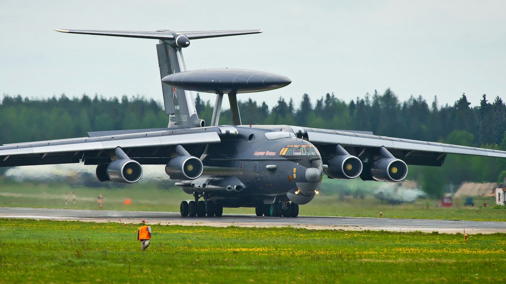 Eine russische A-50U bei der Landung. Die Ukraine meldet erneut einen Abschuss eines der teuren russischen Aufklärungsflugzeuge. (Archivbild)