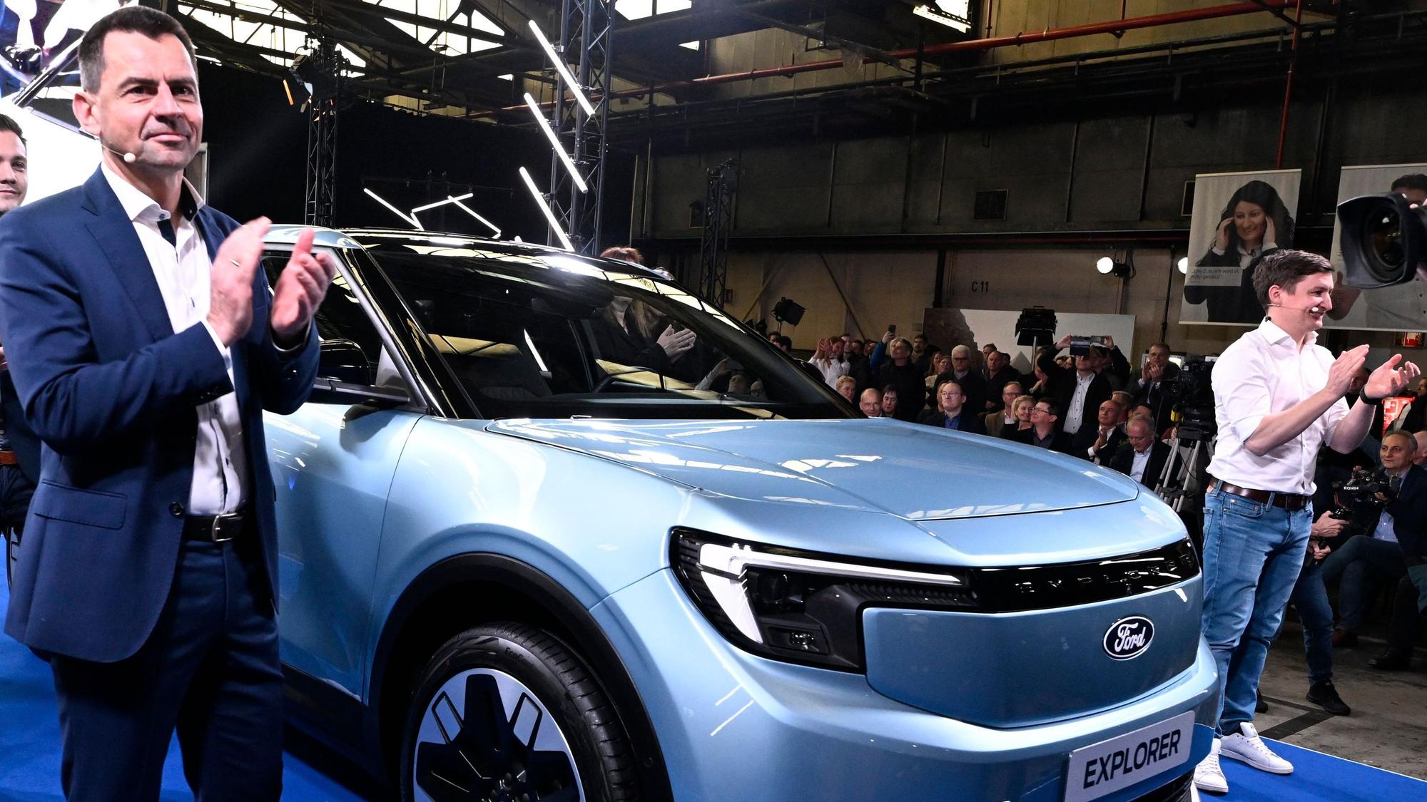 Martin Sander stellt im Werk den neuen vollelektrischen Explorer, mit dem der Autobauer die Käufer in Europa begeistern will.