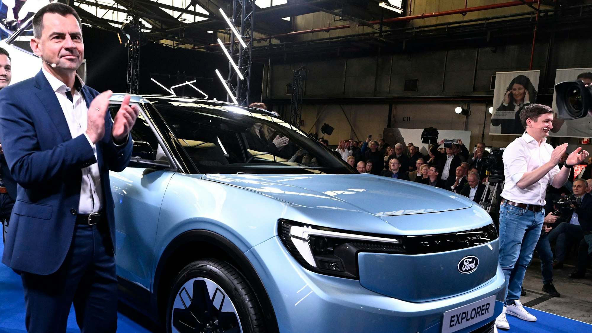 Martin Sander stellt im Werk den neuen vollelektrischen Explorer, mit dem der Autobauer die Käufer in Europa begeistern will.