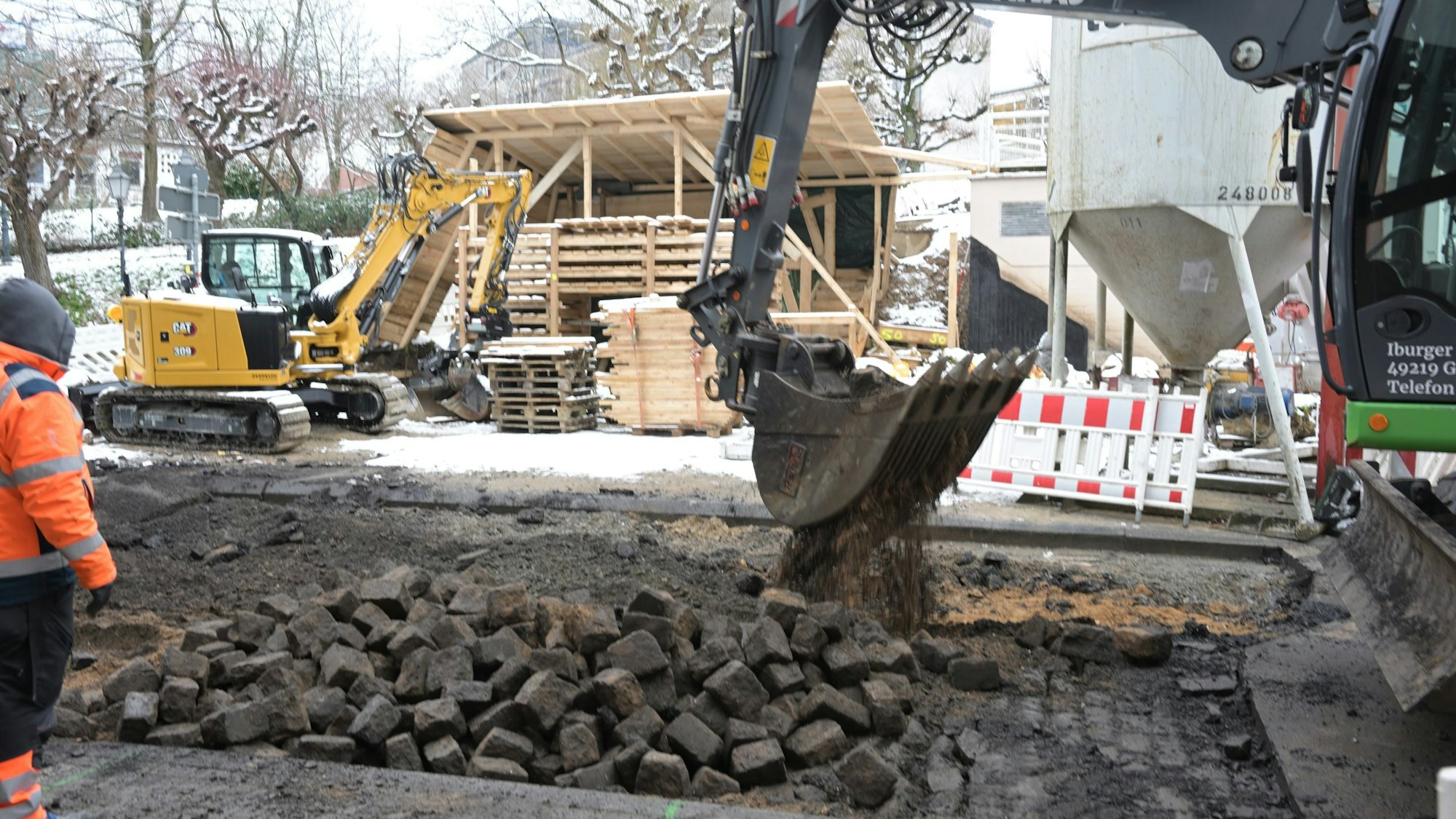Das Foto zeigt einen Bagger auf der Schloßstraße in Bensberg.