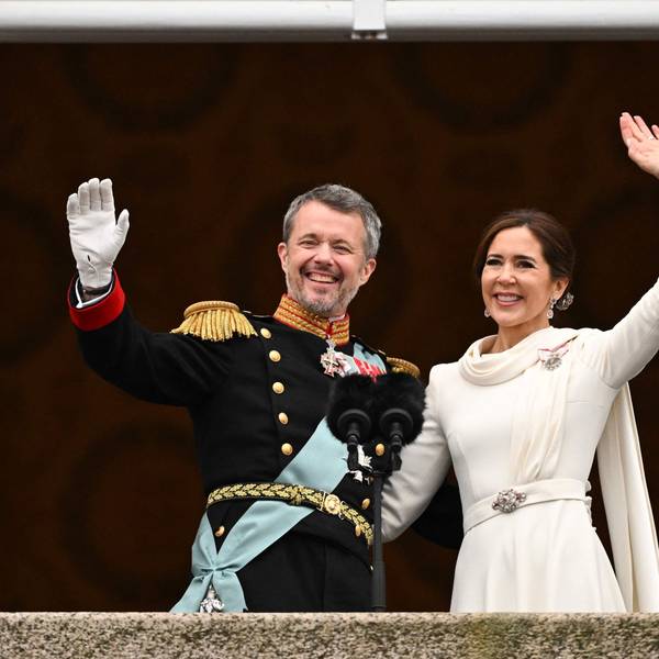 König Frederik X. von Dänemark und Königin Mary von Dänemark (r) grüßen vom Balkon von Schloss Christiansborg in Kopenhagen.