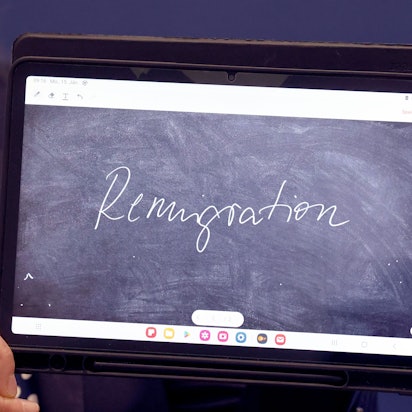 Der Begriff "Remigration" wird auf einem Tablet präsentiert. Das «Unwort des Jahres» 2023 in Deutschland lautet «Remigration». Das gab die sprachkritische «Unwort»-Aktion am Montag in Marburg bekannt.