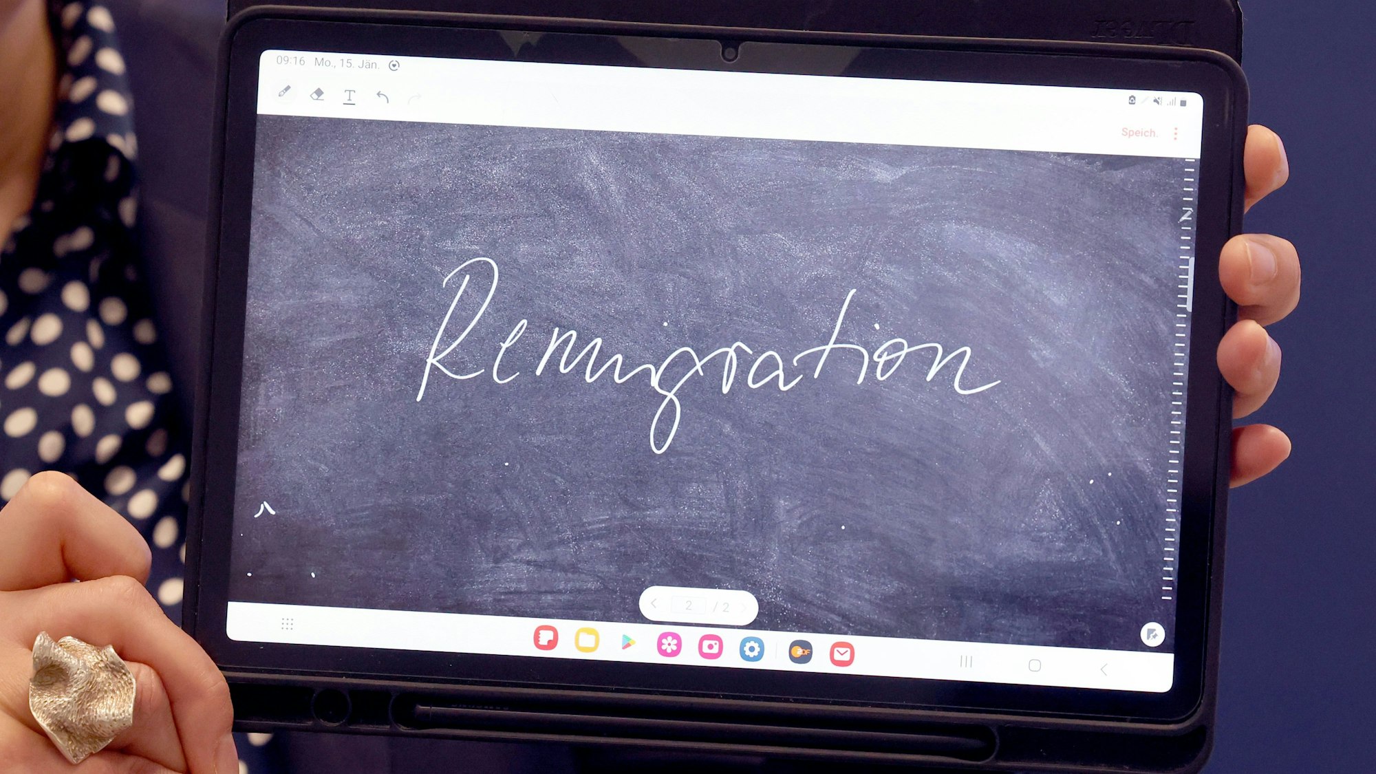 Der Begriff "Remigration" wird auf einem Tablet präsentiert. Das «Unwort des Jahres» 2023 in Deutschland lautet «Remigration». Das gab die sprachkritische «Unwort»-Aktion am Montag in Marburg bekannt.