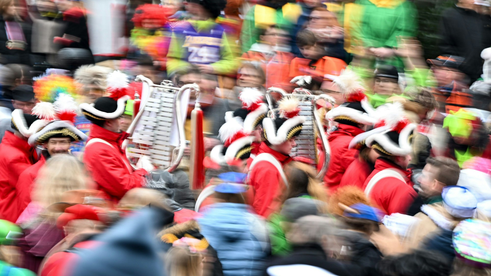 Ein Spielmannszug nimmt am Festumzug teil.