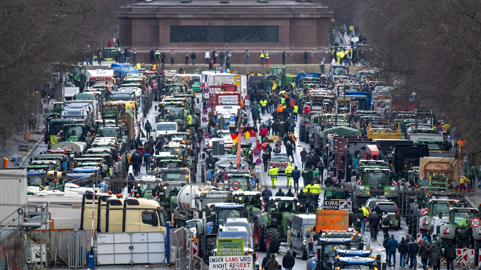 Zahlreiche Traktoren, Lastwagen und Autos stehen am Morgen auf der Straße des 17. Juni.