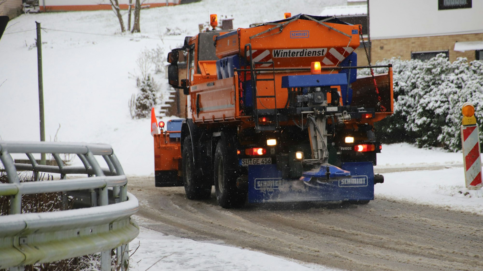 Ein Streufahrzeug im Einsatz. (Archivbild)