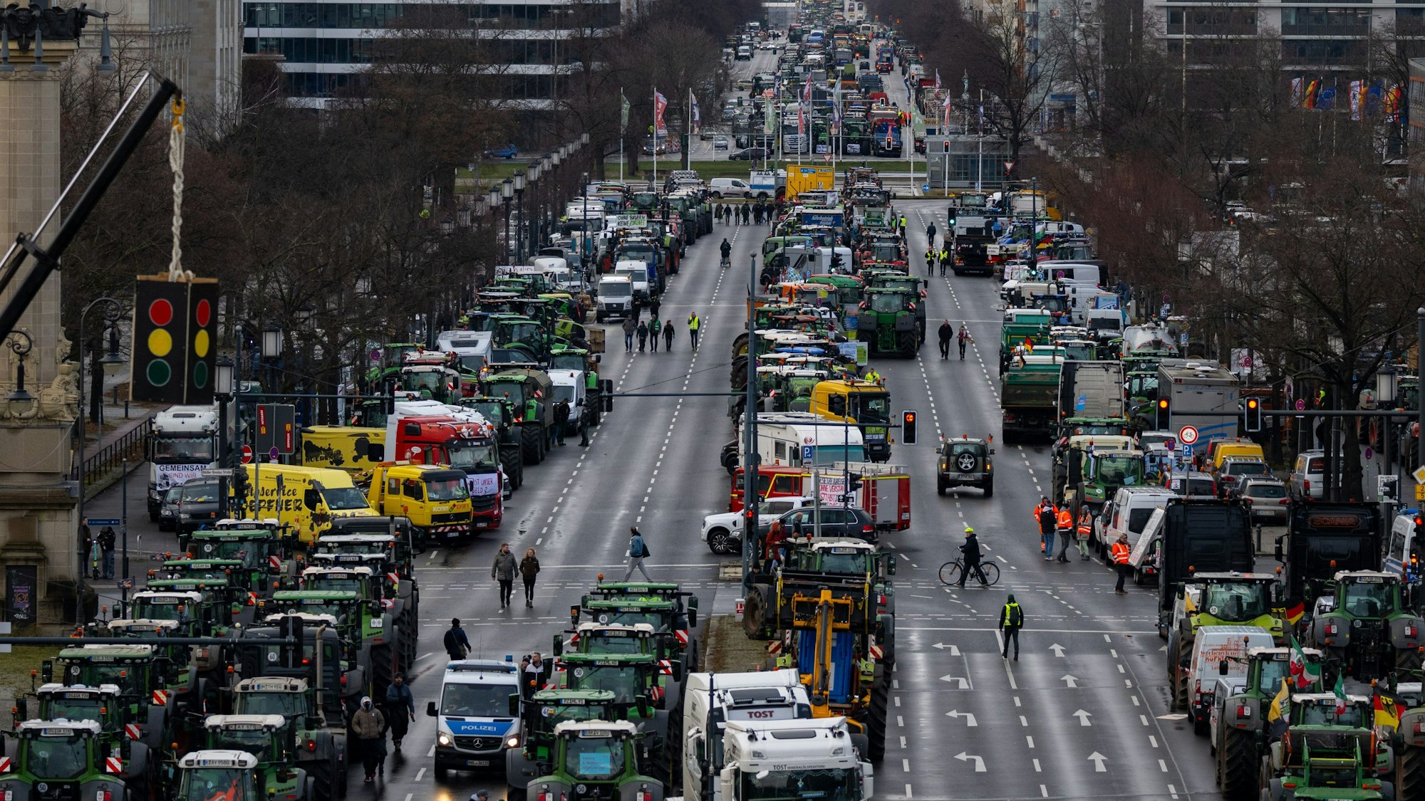 Zahlreiche Traktoren, Lastwagen und Autos stehen auf der Straße des 17. Juni.