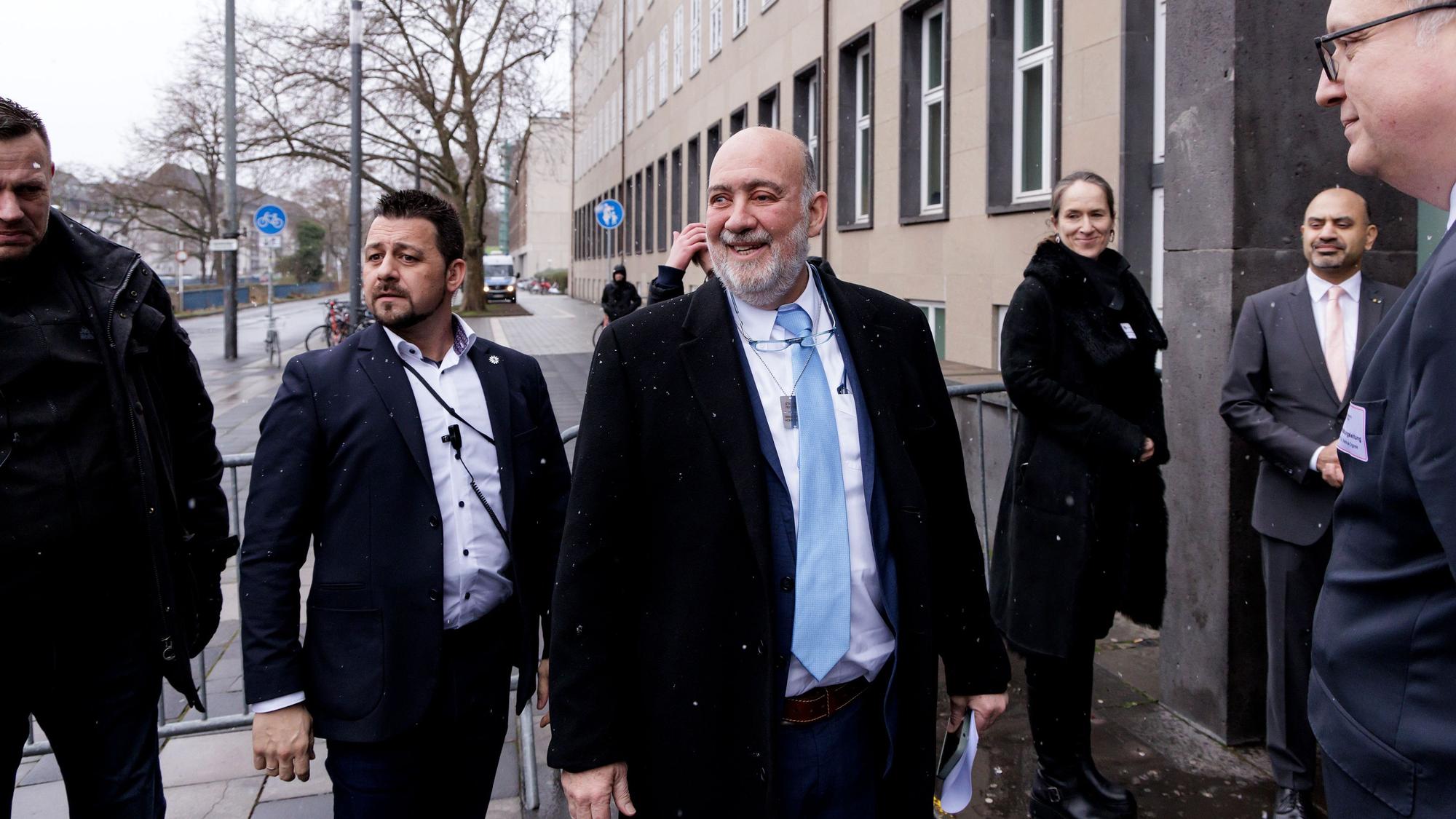 Ron Prosor vor der Universität zu Köln