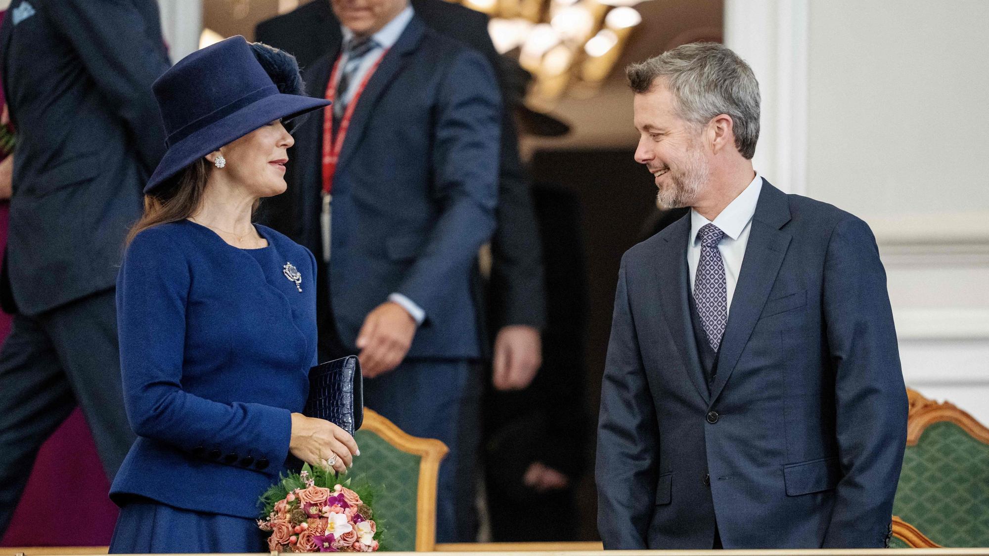 König Frederik X. und Königin Mary nehmen an einer Sitzung des Folketing, des dänischen Parlaments, im Folketingsalen im Schloss Christiansborg in Kopenhagen teil.