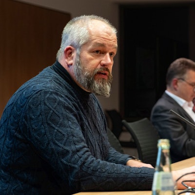 Alexander Neubauer berichtet in einem städtischen Ausschuss über seine Arbeit.