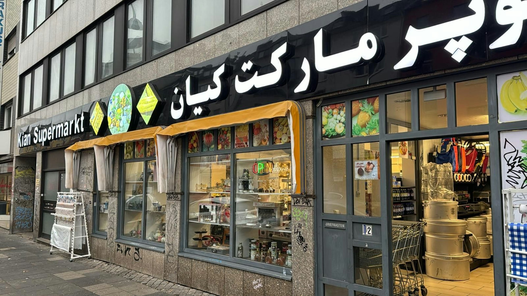 Blick auf die Schaufenster des „Kian Supermarkt“