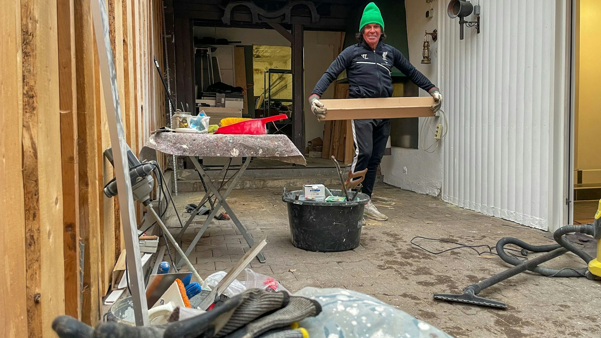 Der Gebäude-Eigentümer packt selbst an: Friedrich Müller vom „Salon Shampoo“.