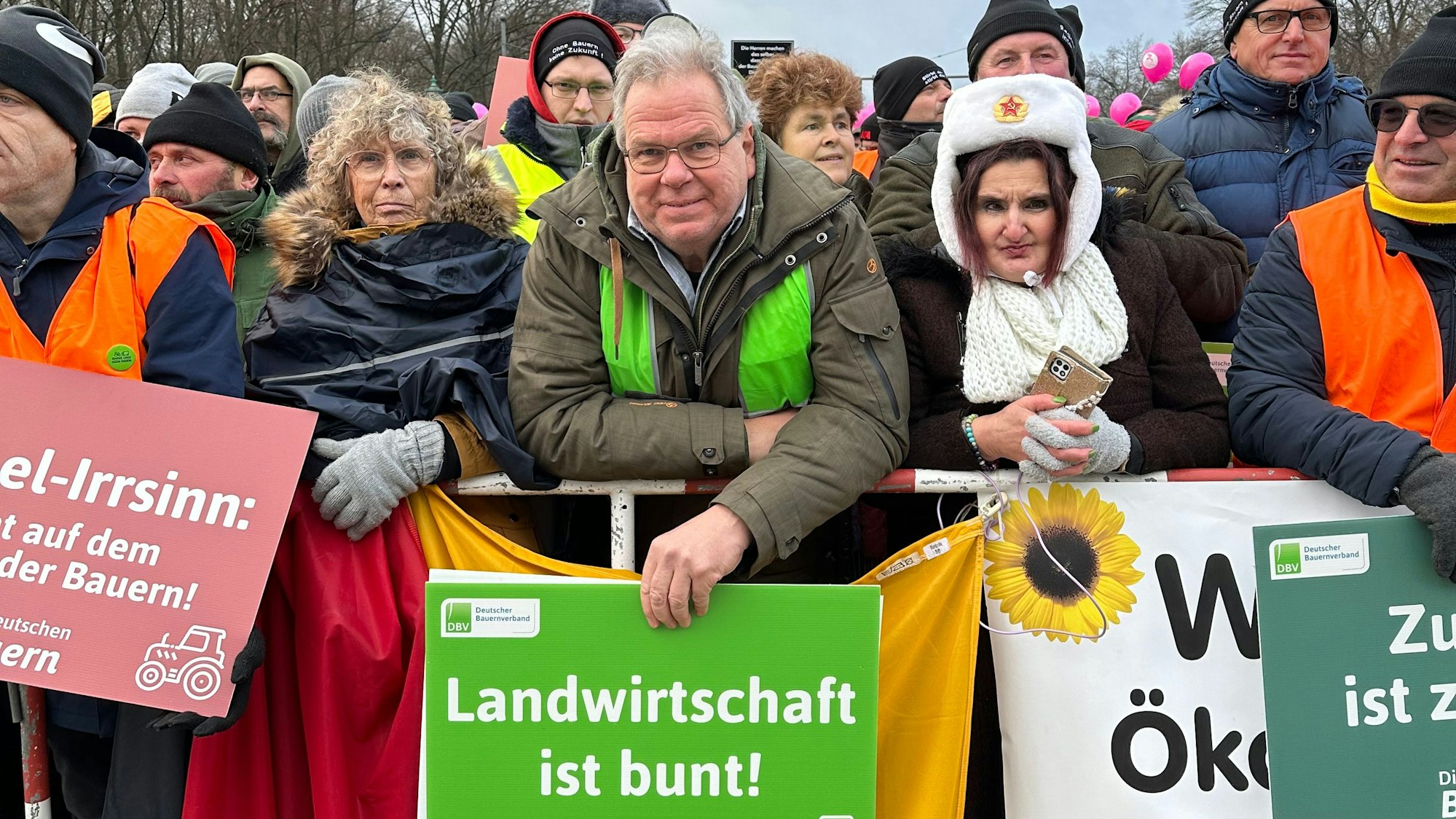Karl-Josef Engels aus dem Rhein-Sieg-Kreis auf der Bauerndemo in Berlin mit einem Protestschild mit der Aufschrift: „Landwirtschaft ist bunt“.