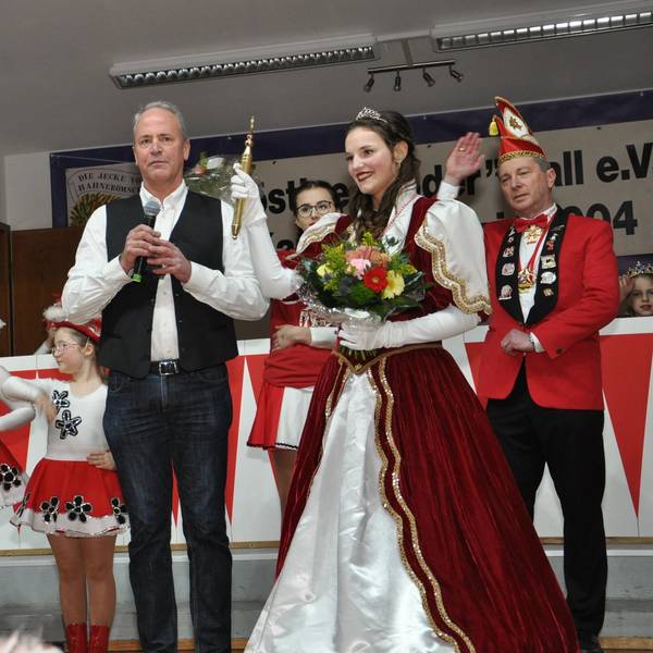 Die Kaller Jugendprinzessin Larissa I. (Mertens) steht in einem langen, rot-weißen Kleid auf der Bühne.
