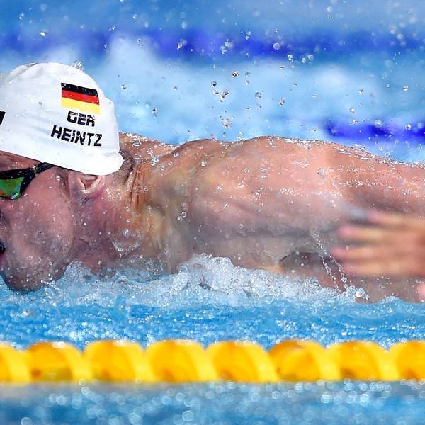 Das Bild zeigt den Schwimmer Philip Heintz aus Deutschland in der Disziplin 100 Meter Schmetterling.