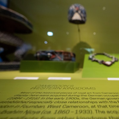 Exponate vom Hofe des Königreichs Nso sind in der Ausstellung Ozeanien - Kontinent der Inseln» in einer Vitrine im Linden-Museum zu sehen. In deutschen Museen lagern mehr als 40.000 Objekte aus der früheren deutschen Kolonie Kamerun.