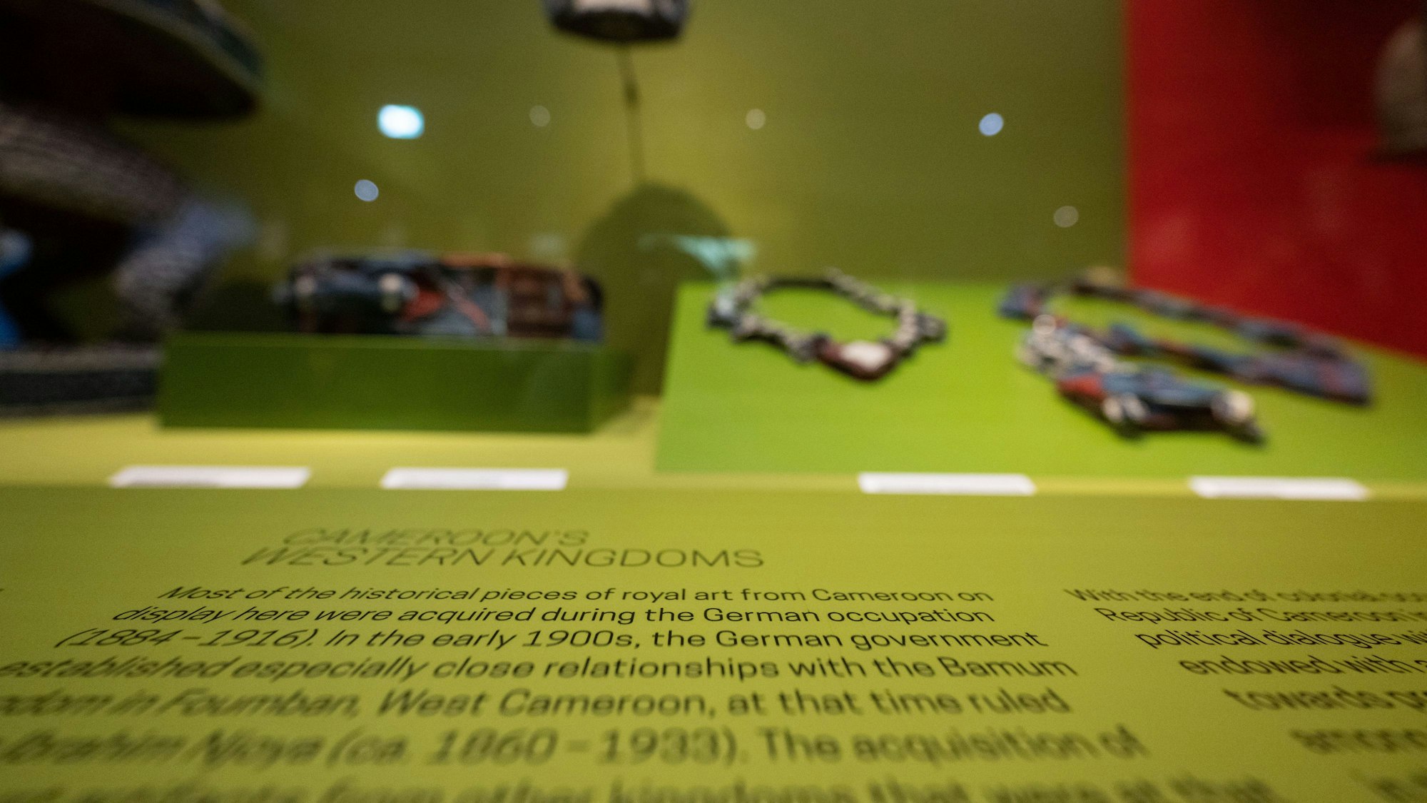 Exponate vom Hofe des Königreichs Nso sind in der Ausstellung Ozeanien - Kontinent der Inseln» in einer Vitrine im Linden-Museum zu sehen. In deutschen Museen lagern mehr als 40.000 Objekte aus der früheren deutschen Kolonie Kamerun.