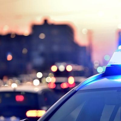 Das Bild zeigt ein Blaulicht auf einem Streifenwagen leuchtet.