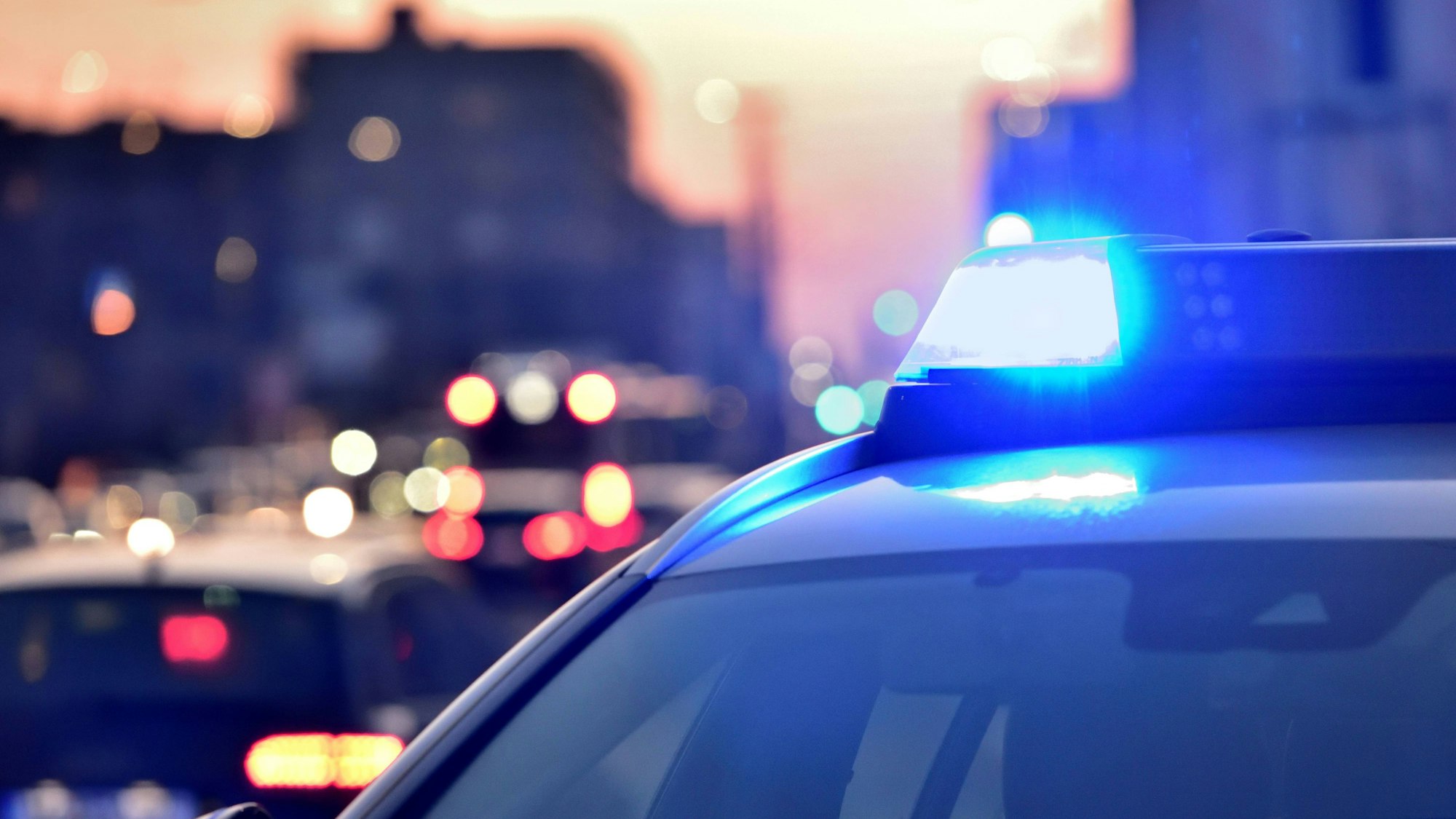 Blaulicht auf dem Dach eines Polizeiautos (Symbolbild)