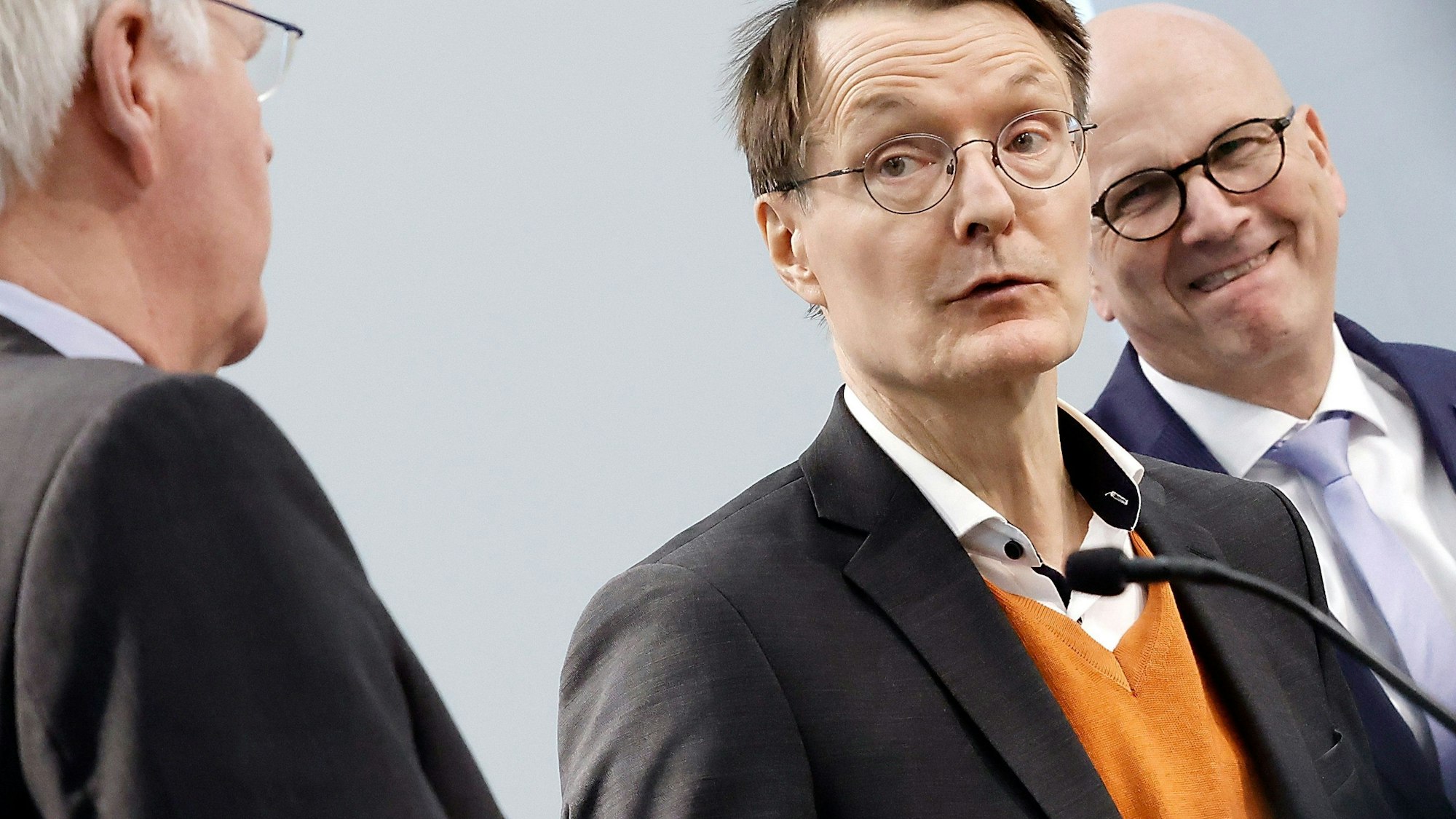 Gesundheitsminister Karl Lauterbach (Mitte) mit Reinhard Sager (links), Präsident des Landkreistages, und Uwe Brandl, Präsident des Städte- und Gemeindebundes in Berlin.