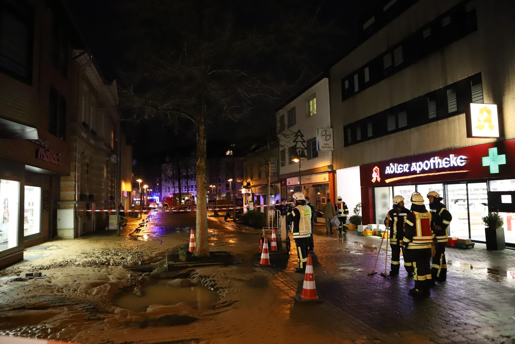 Feuerwehrkräfte am Abend beim Einsatz in der Schlebuscher Fußgängerzone.