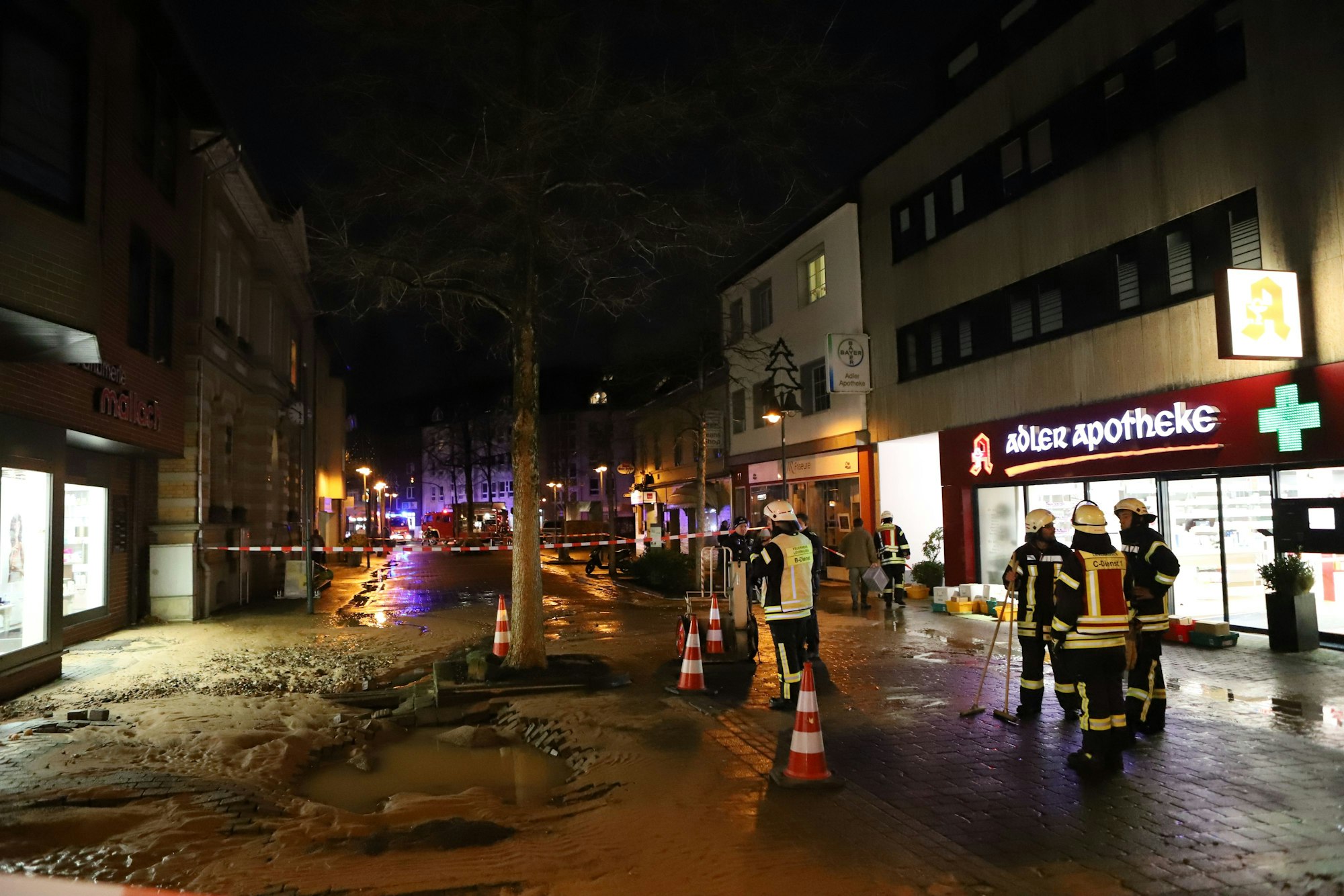 Feuerwehrkräfte am Abend beim Einsatz in der Schlebuscher Fußgängerzone.