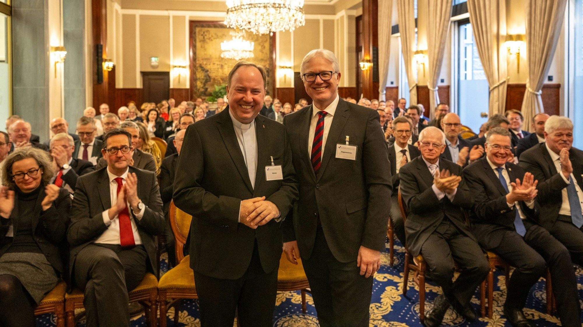 Neujahrsempfang der Kölner Steuerberater: Stadtdechant Robert Kleine (l.) mit dem Präsidenten des Steuerberater-Verbandes Köln, Gero Hagemeister.