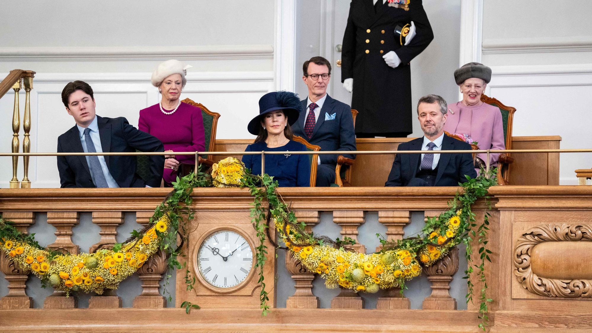 König Frederik X. von Dänemark (r), Königin Mary von Dänemark (m), Kronprinz Christian von Dänemark (l), Margrethe II. von Dänemark (r, im Hintergrund), Prinz Joachim von Dänemark (m, im Hintergrund) und Prinzessin Benedikte von Dänemark (l, im Hintergrund) nehmen an einer Sitzung des Folketing, des dänischen Parlaments, teil.