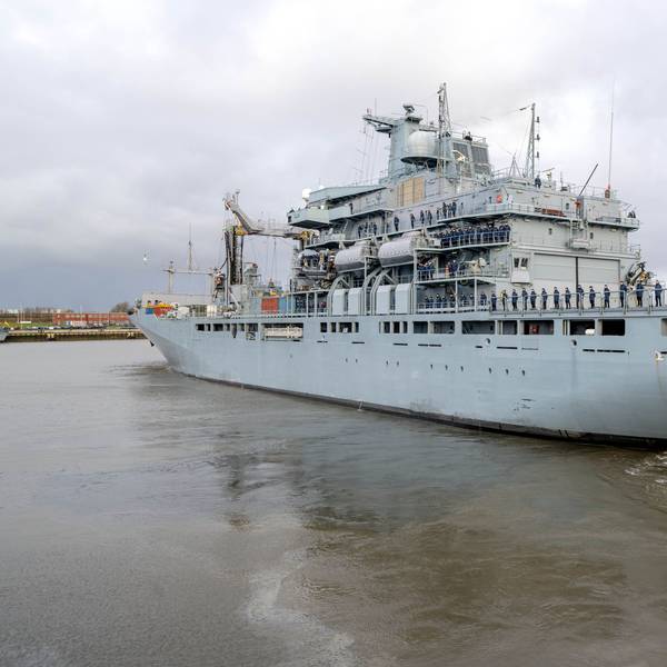 Das Marineschiff „Bonn“ fährt aus dem Marinehafen in Wilhelmshaven. An Bord: 175 Soldatinnen und Soldaten.