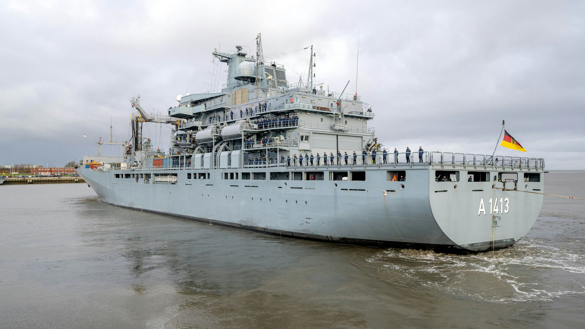 Das Marineschiff „Bonn“ fährt aus dem Marinehafen in Wilhelmshaven. An Bord: 175 Soldatinnen und Soldaten.