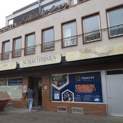 Die Ladenfront mit dem Namen Schlechtrimen ist zu sehen. Der neue Inhaber Hasret hat aber schon Plakate im Fenster.