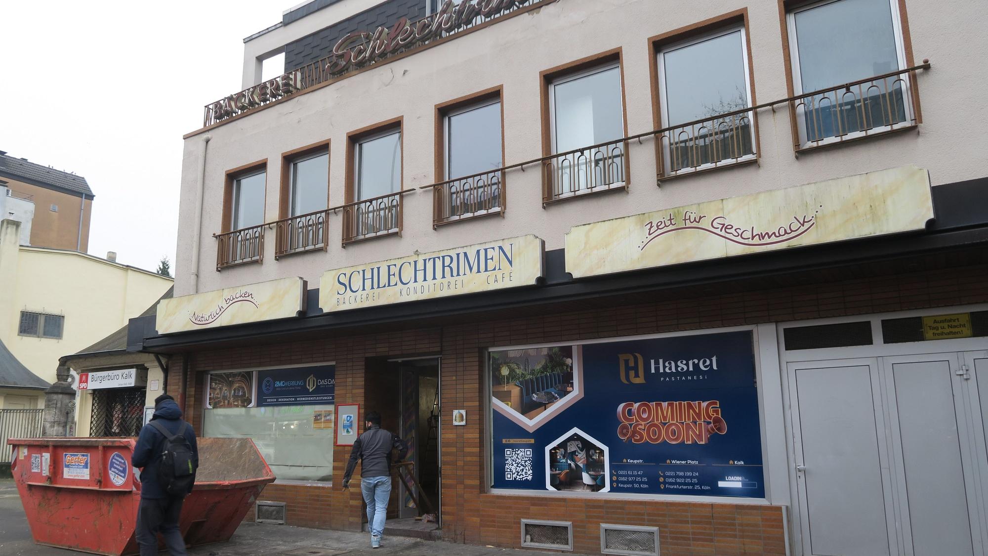 Die Ladenfront mit dem Namen Schlechtrimen ist zu sehen. Der neue Inhaber Hasret hat aber schon Plakate im Fenster.