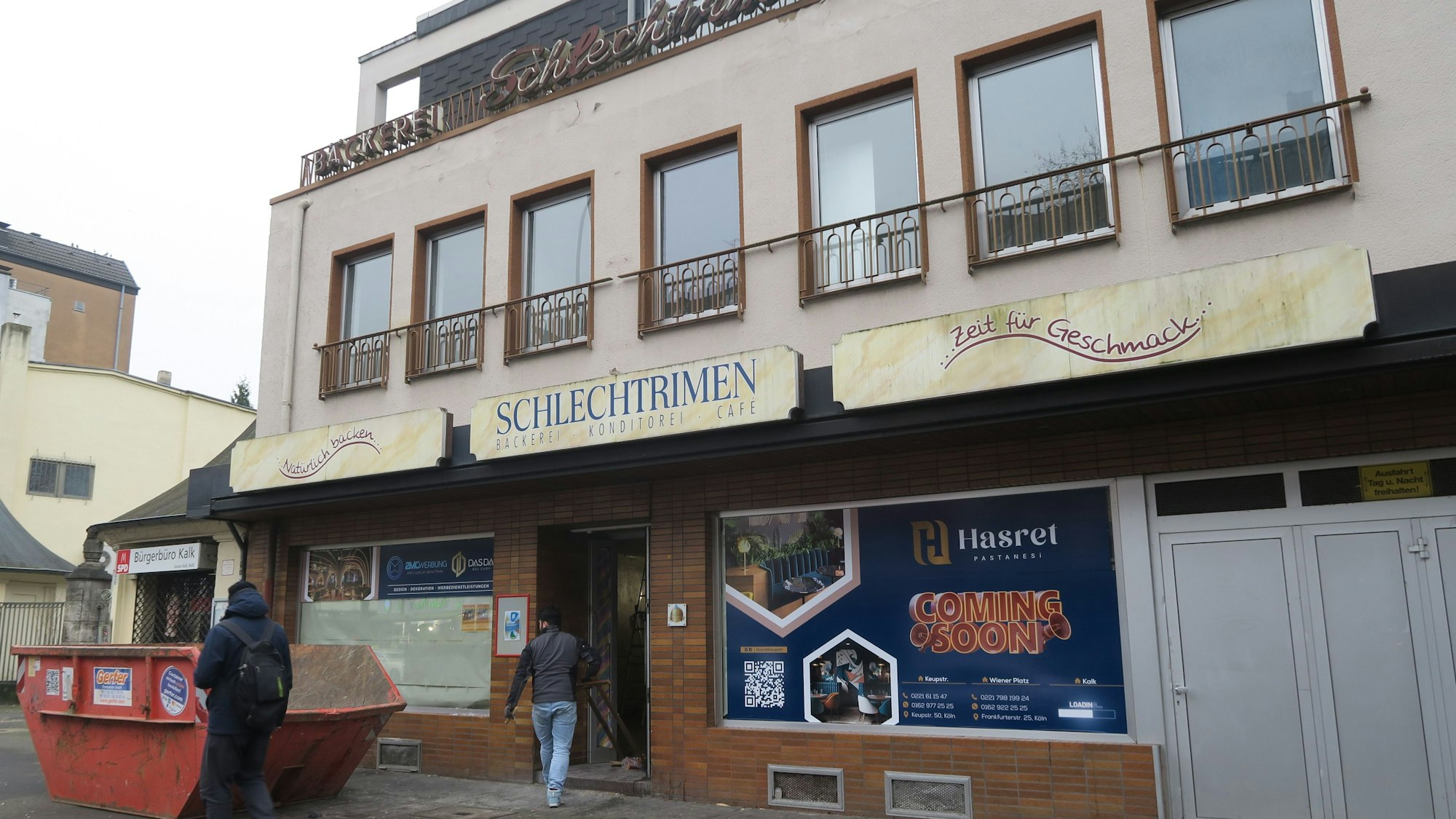 Die Ladenfront mit dem Namen Schlechtrimen ist zu sehen. Der neue Inhaber Hasret hat aber schon Plakate im Fenster.