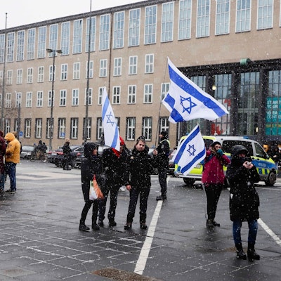 Menschen schwenken Israel-Flaggen bei einer Pro-Israel-Demo an der Universität Köln.