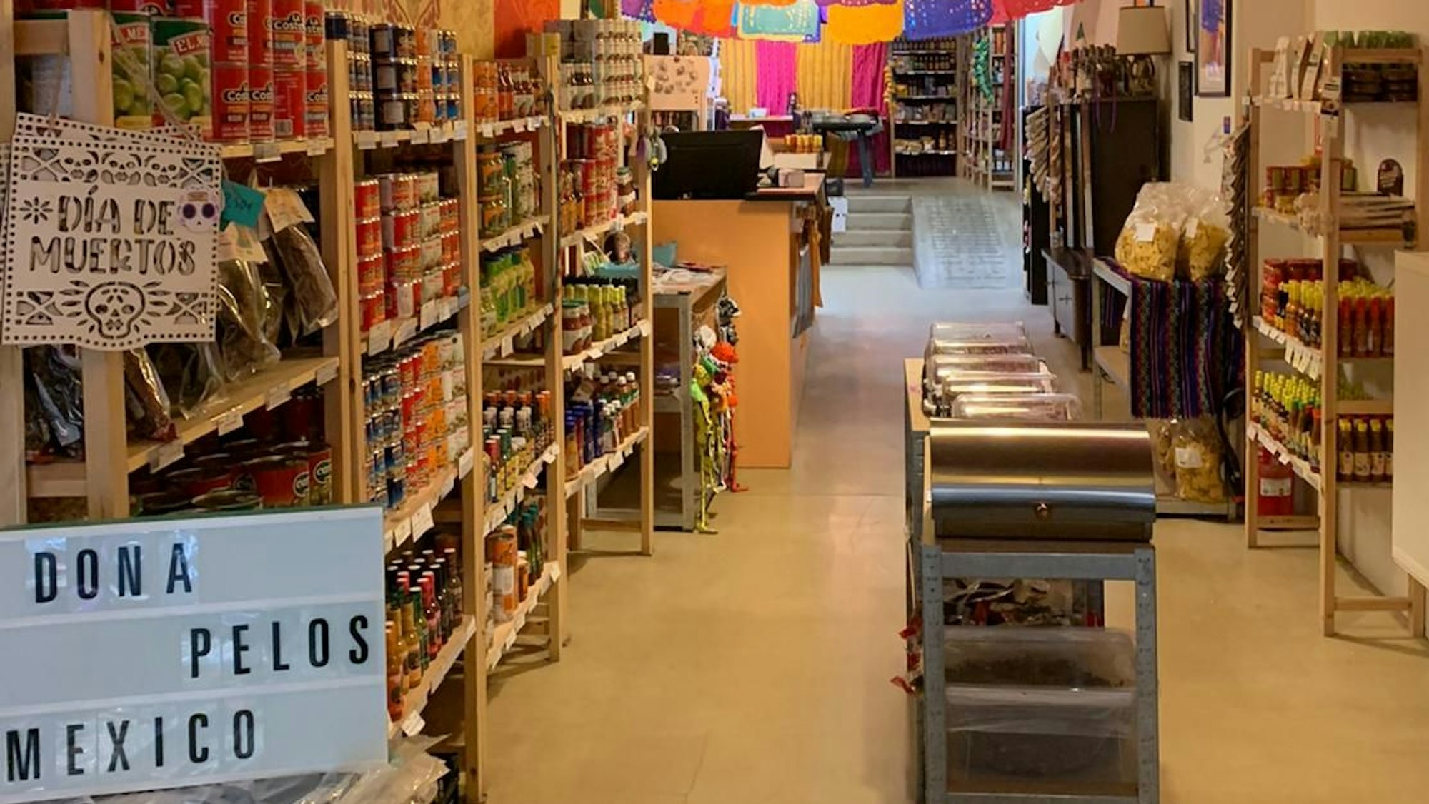 Gefüllte Regale im Laden von „Doña Pelos“