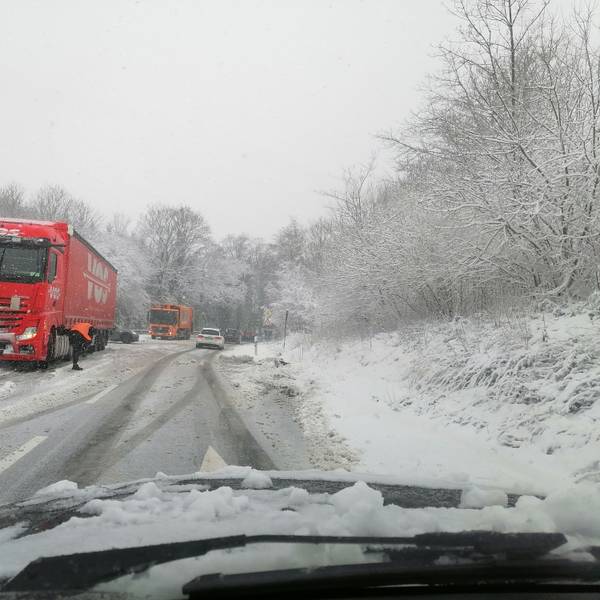 Nichts geht mehr: Wie hier auf der Straße Wolfschlade in Lindlar blieben viele Lkw an den Steigungen hängen.