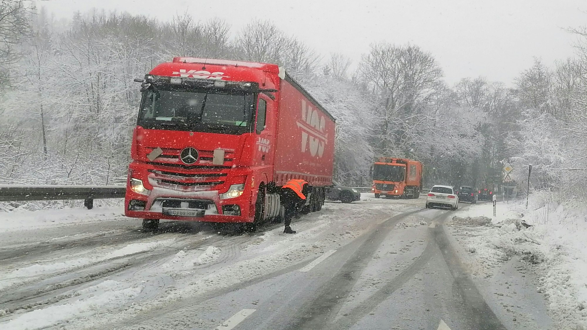 Nichts geht mehr: Wie hier auf der Straße Wolfschlade in Lindlar blieben viele Lkw an den Steigungen hängen.