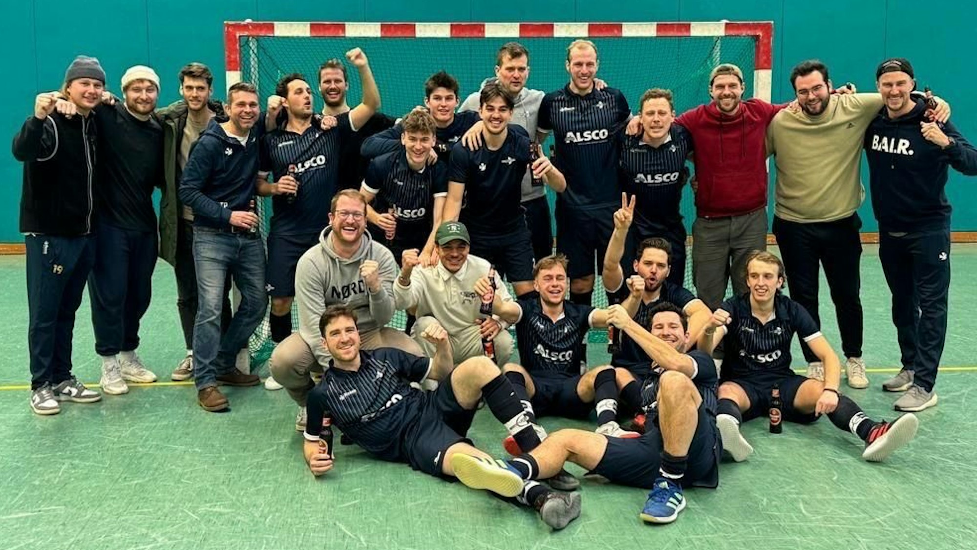 BW Köln bejubelt den Klassenerhalt.